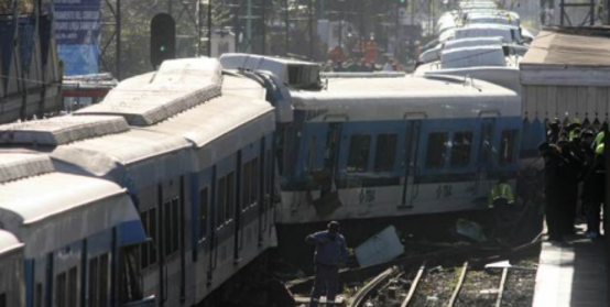 Поезд врезался в перрон в Аргентине: 340 раненных 