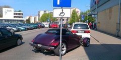 Эксклюзивное, известное даугавпилчанам авто, припарковалось на стоянке для инвалидов