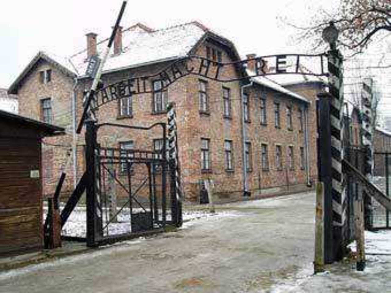 Ворота Освенцима с надпиcью Arbeit Macht Frei. Фото пользователя Trialsanderrors с сайта wikipedia.org
