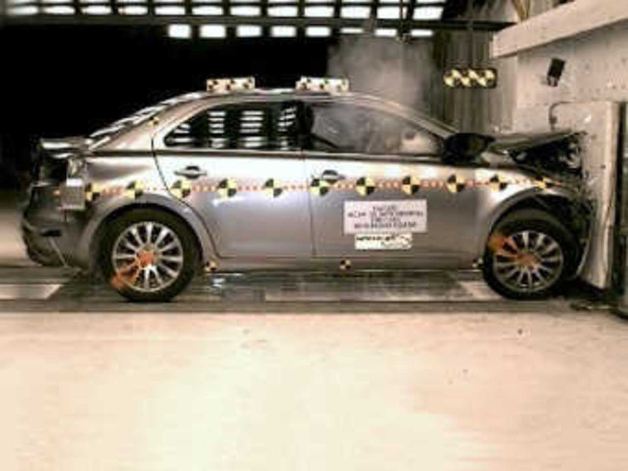 Лобовой краш-тест Suzuki Kizashi. Фото NHTSA
