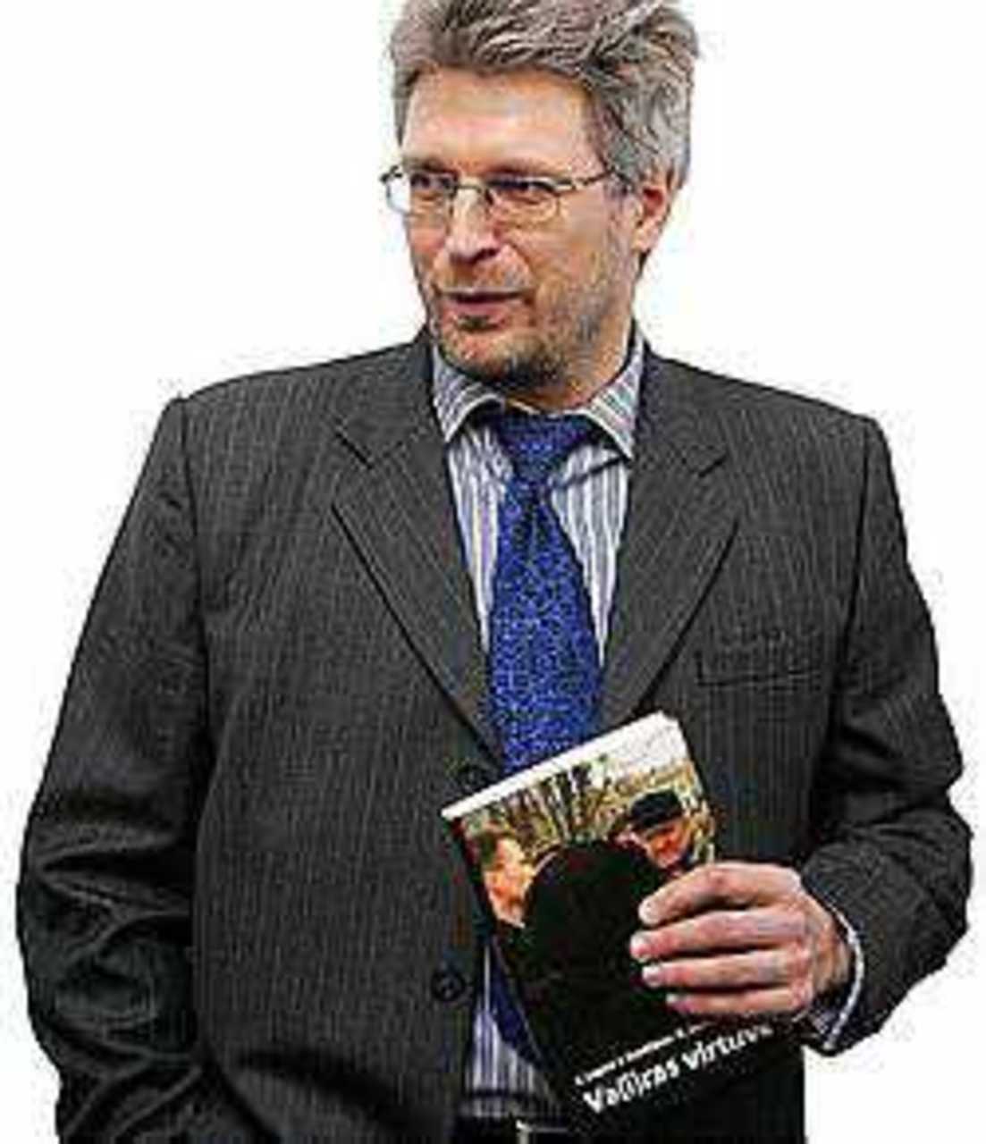 Лато Лапса и его скандальная книга «Кухня Вайры». Фото LETA