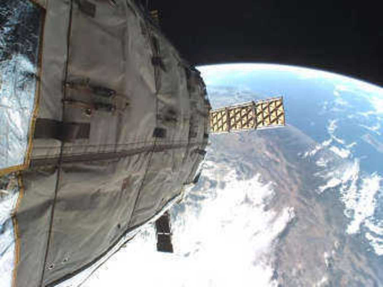 Модуль Genesis I, сфотографированный установленной на модуле камерой. Фото с сайта компании Bigelow Aerospace