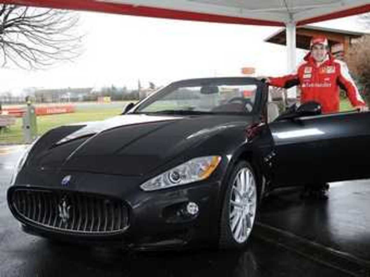 Фернандо Алонсо и Maserati GranCabrio. Фото Maserati