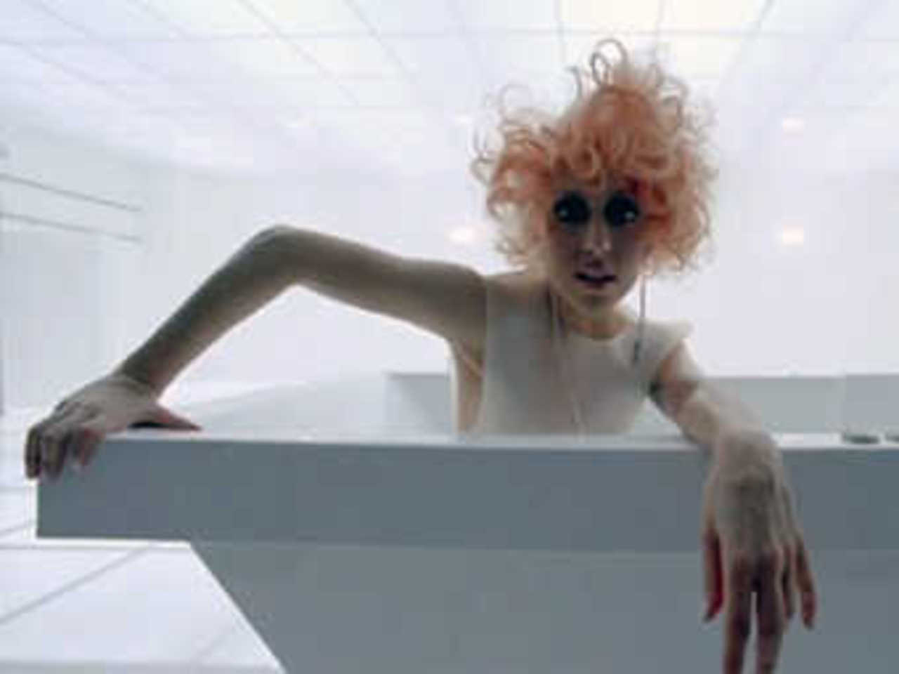 Кадр из клипа Lady Gaga "Bad Romance"