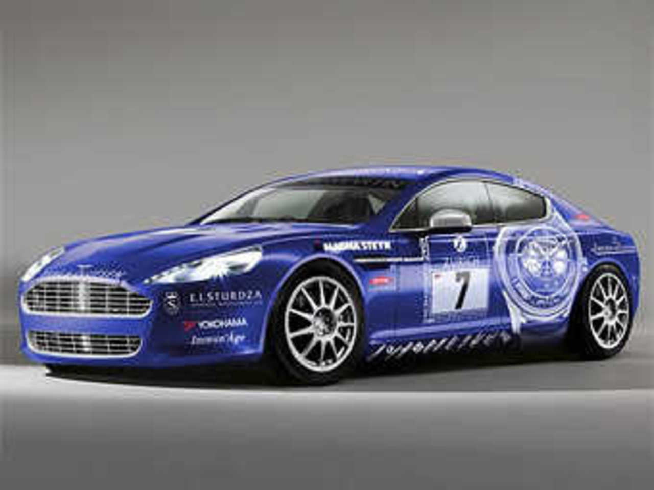 Гоночный Aston Martin Rapide. Фото Aston Martin