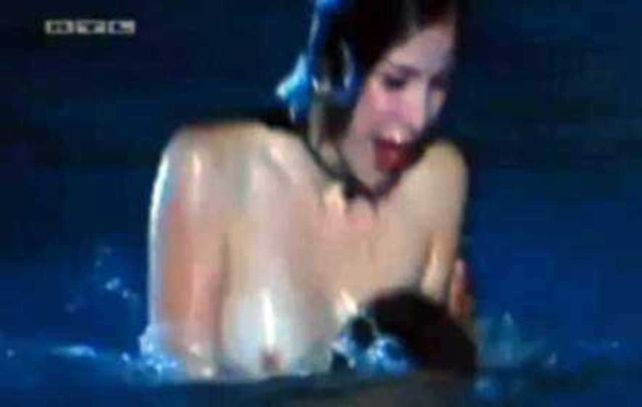 Әйелдер сырғалары (фотосуреттер) Бөкселер арасындағы мүше