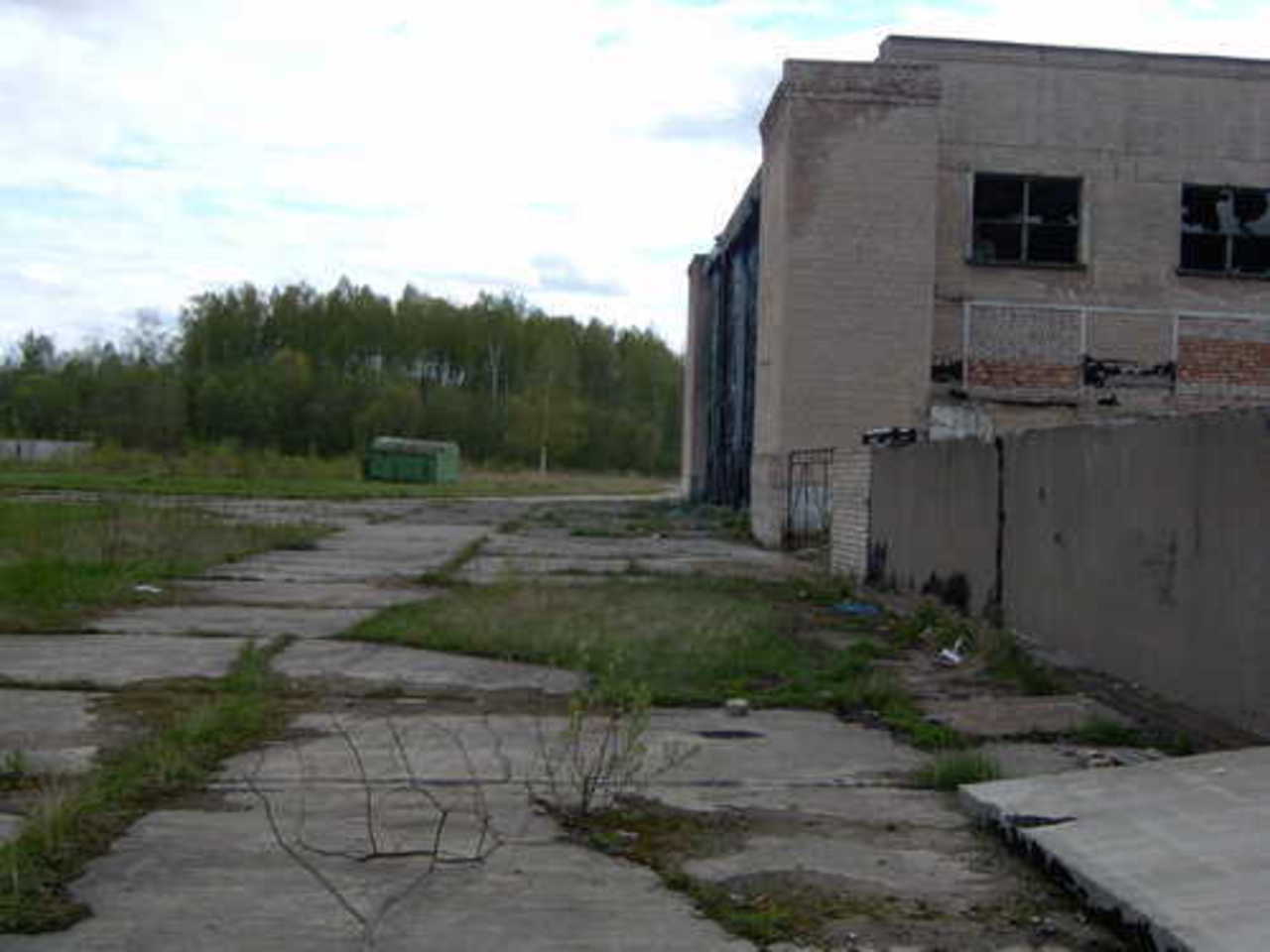Лоцики, бывший военный ангар.
