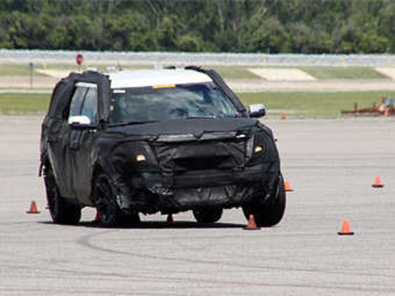 Закамуфлированный Ford Expolorer на тестах. Фото Autoblog.com