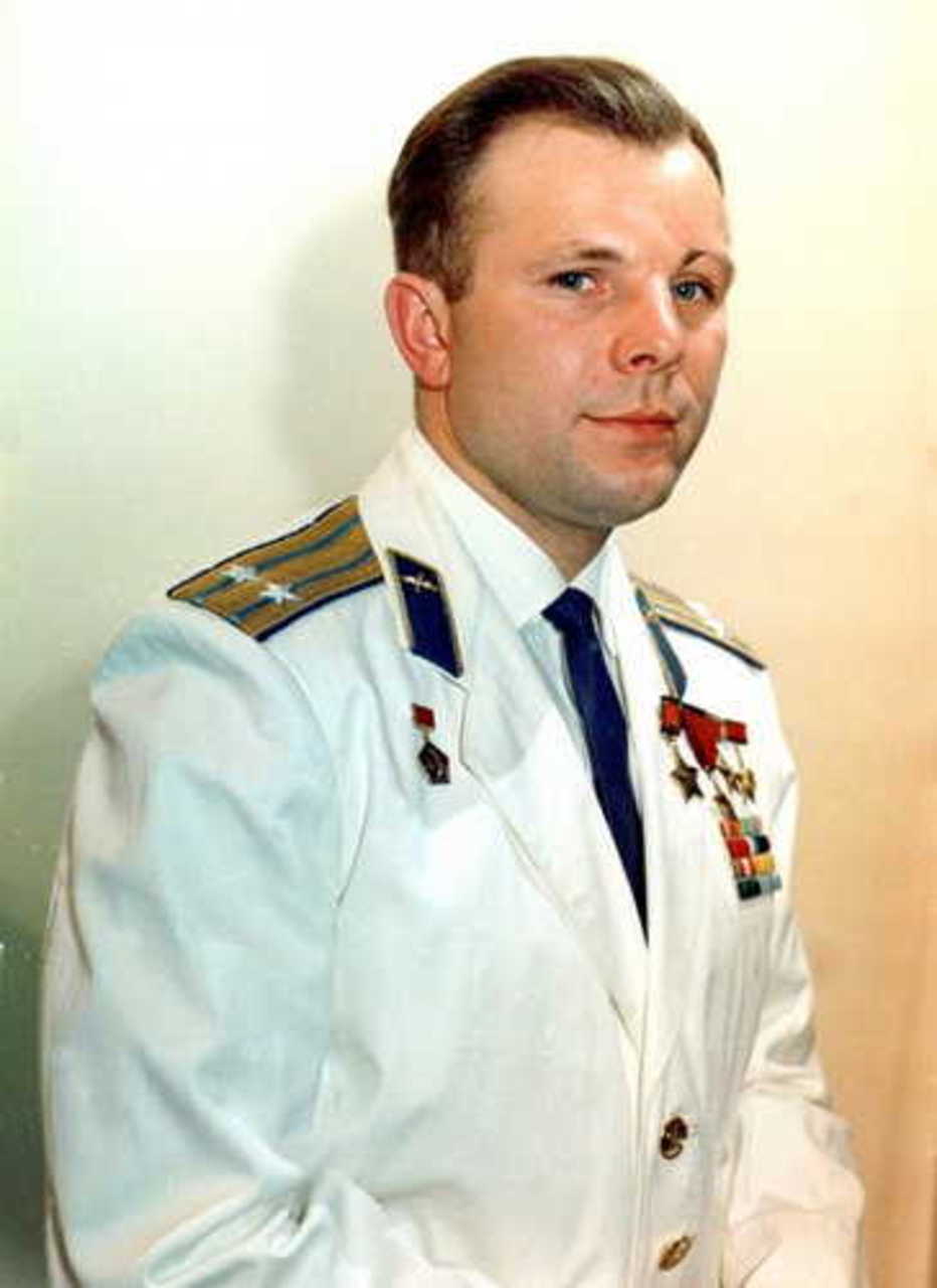на фото Юрий Гагарин