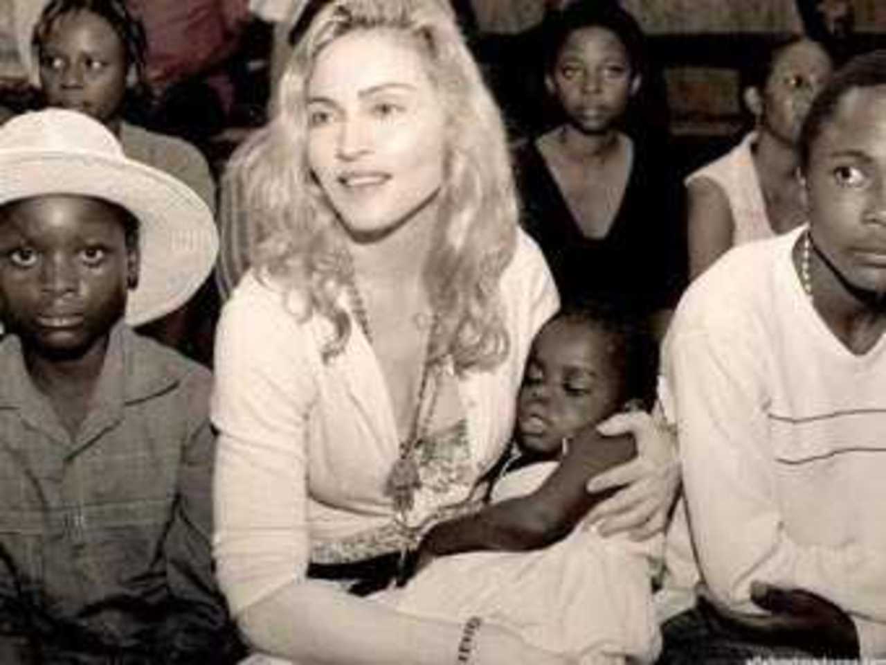 Мадонна с Мерси Джеймс на руках. Фото с сайта allaboutmadonna.com
