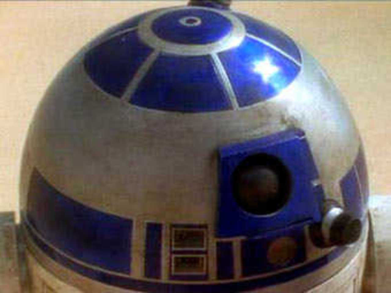 R2D2. Кадр из четвертого эпизода "Звездных войн"