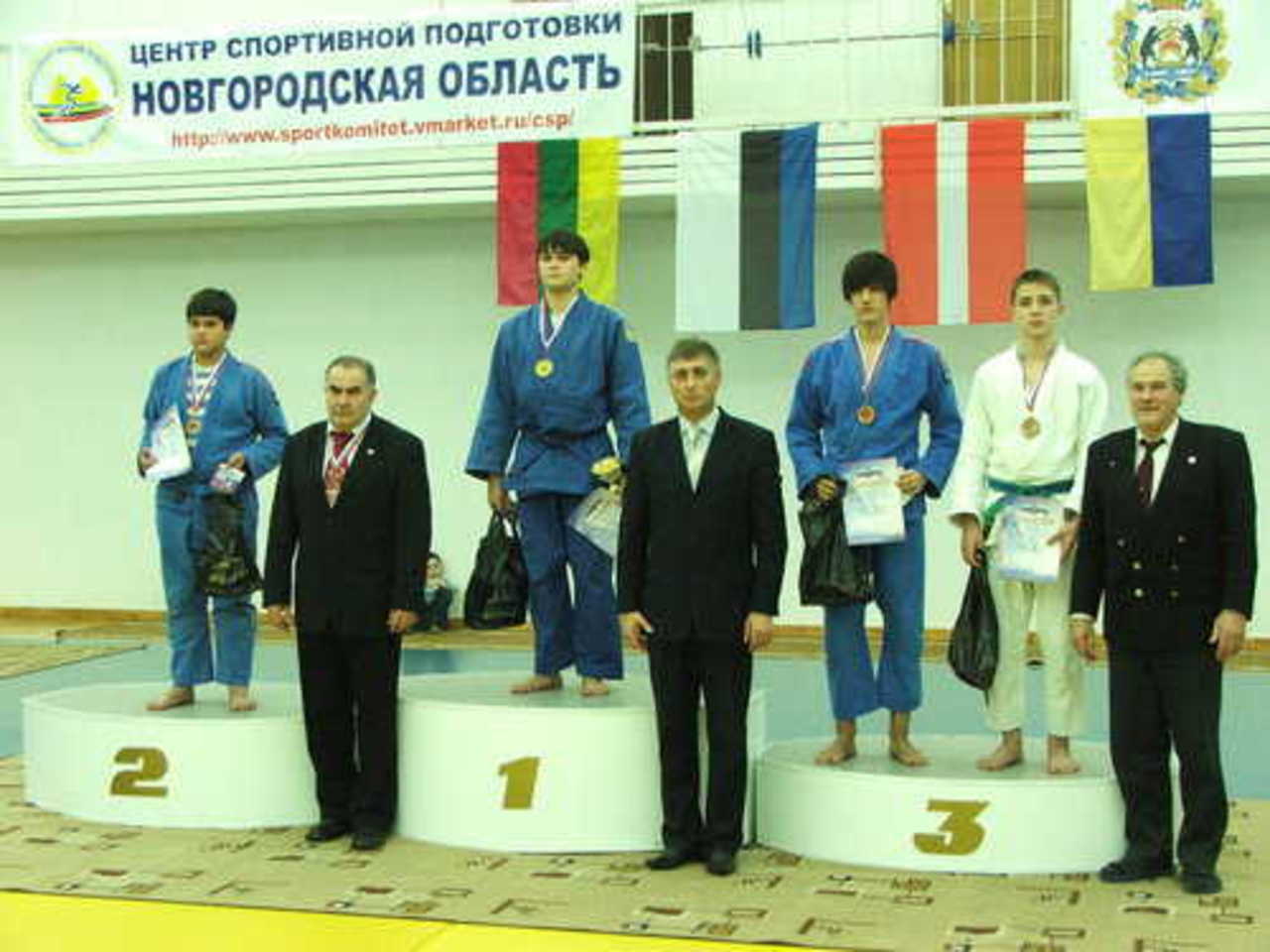 Дмитрий Аниско (в белом кимоно)