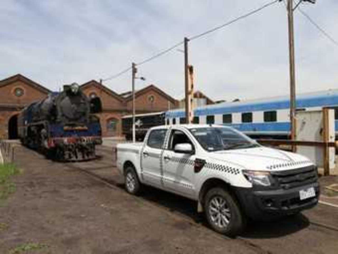 Пикап Ford Ranger и локомотив R711