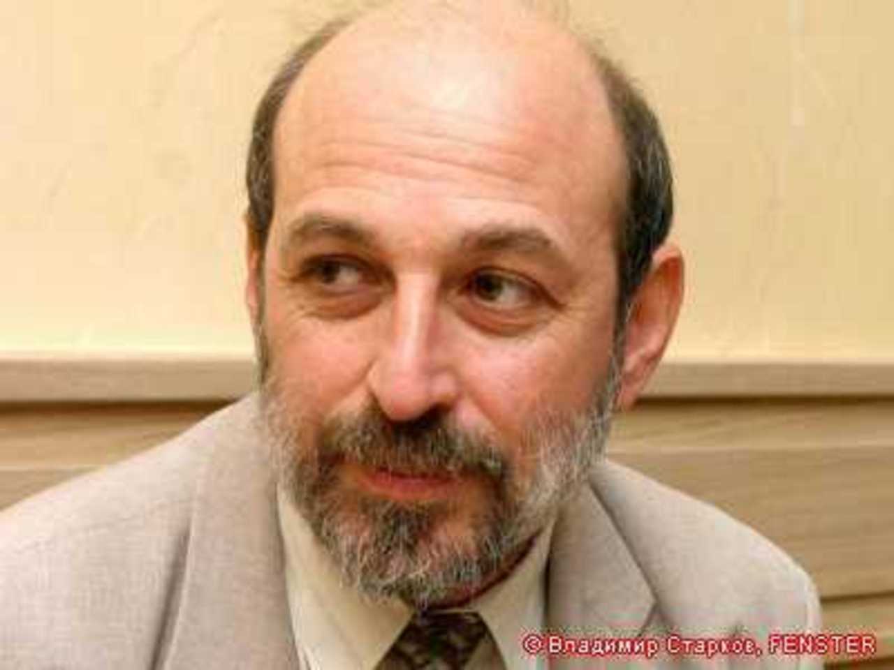 «Не знающие латышского языка депутаты ЦС – реальная проблема, угрожающая имиджу ЦС в глазах латышских избирателей – утверждает Цилевич. – Однако это не причина отнимать мандат у уже действующих депутатов. ЦС решает проблему незнания ими языка». Цилевич винит в падении рейтинга партии ее политических противников, перепуганных высокой популярностью ЦС и делающих все возможное, чтобы эту популярность уменьшить, даже оболгав «Центр согласия». Да и журналисты и в латышской, и в русской прессе не упускают случая напасть на ЦС, считает депутат. Как уже сообщалось, парламентская фракция VL!-ТБ/ДННЛ подала на рассмотрение Сейма законопроект о лишении мандата депутата Валерия Кравцова, плохо знающего госязык. В январе ЦС по-прежнему являлся лидером в рейтинге латвийских партий – его поддерживали 19,8% избирателей. Однако за неполных три месяца рейтинг заметно упал: в ноябре он составлял 26,6%.