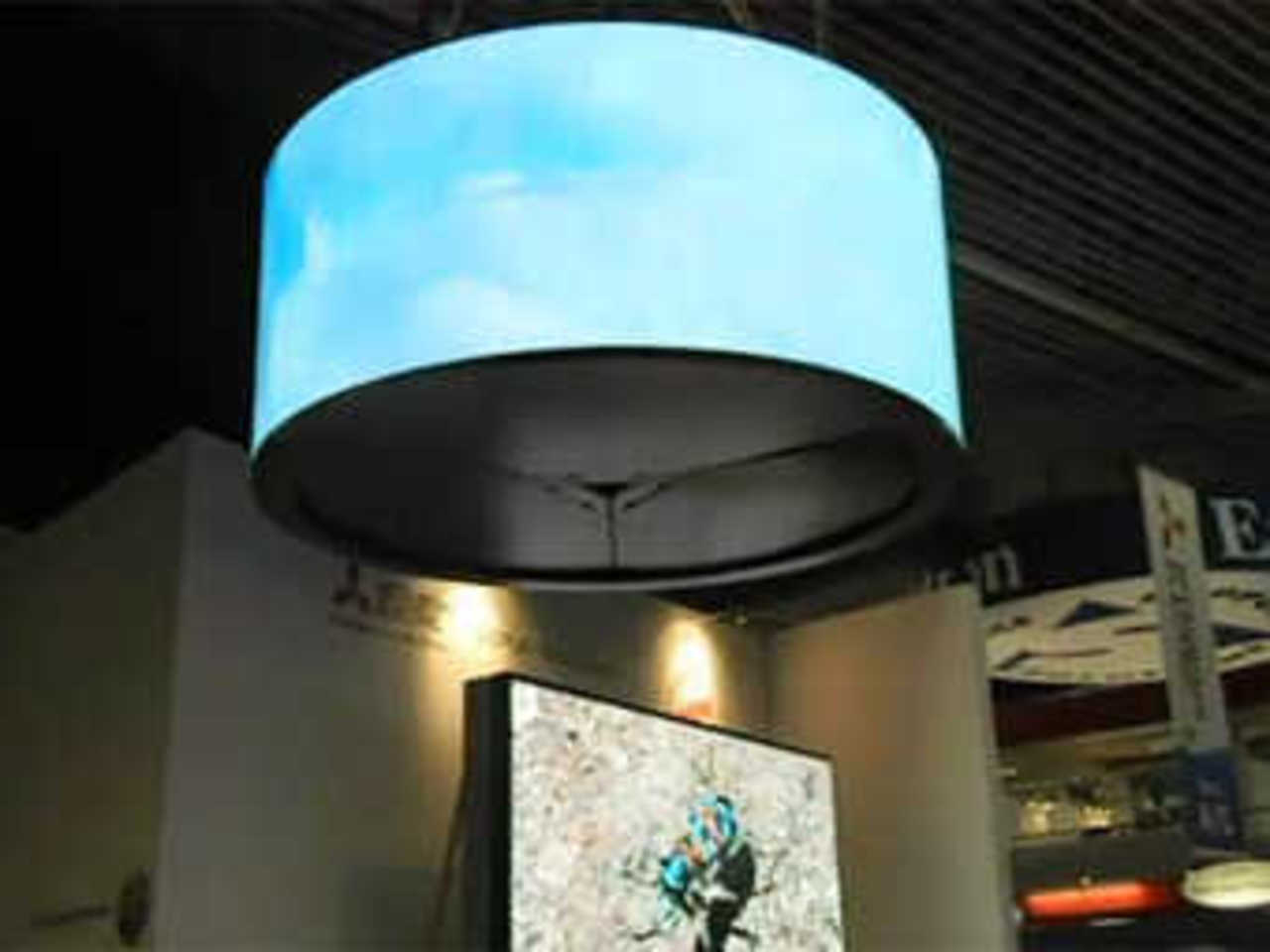 Mitsubishi Diamond Vision OLED. Кадр из видеозаписи с сервиса Youtube