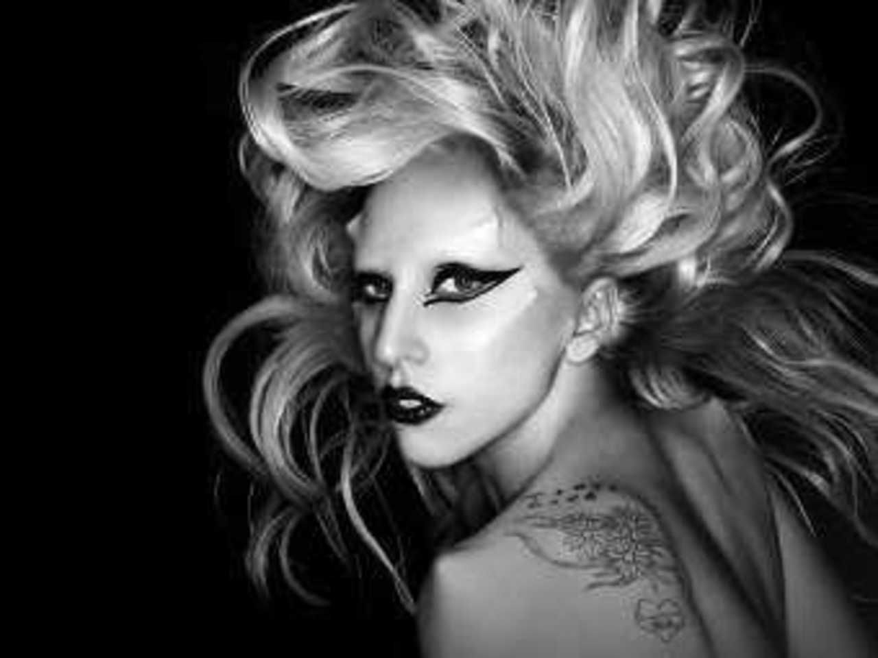 Леди Гага на обложке сингла "Born This Way"
