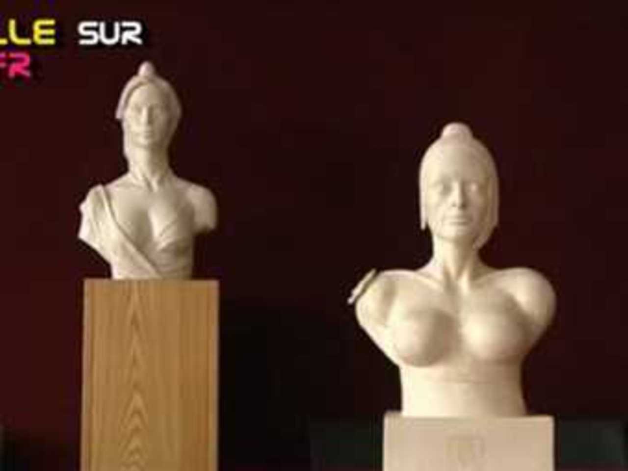 Старый (справа) и новый бюсты Марианны. Кадр телеканала France 3 Nord
