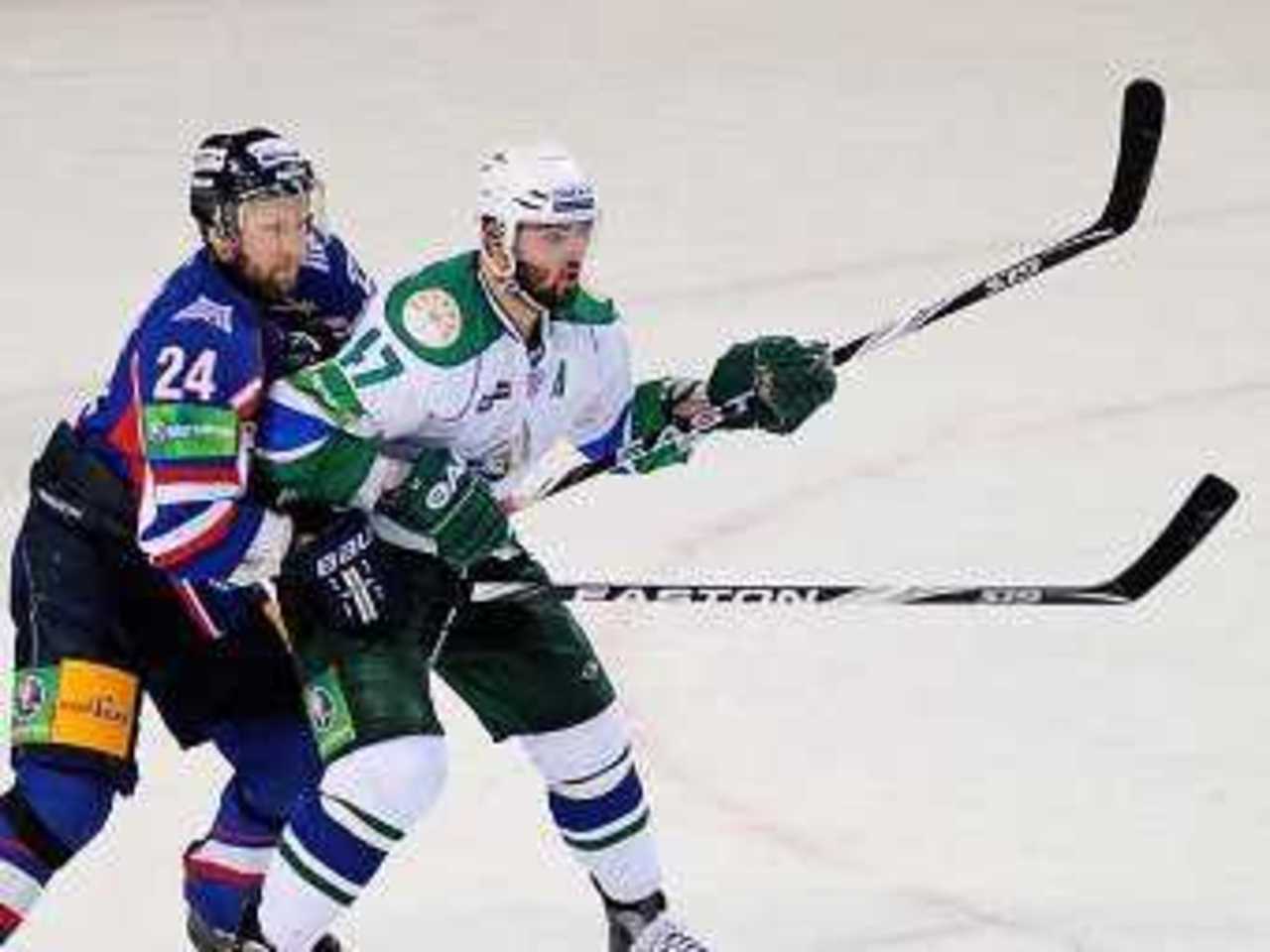 Владимир Маленьких (слева) против Александра Радулова. Фото с сайта metallurg.ru