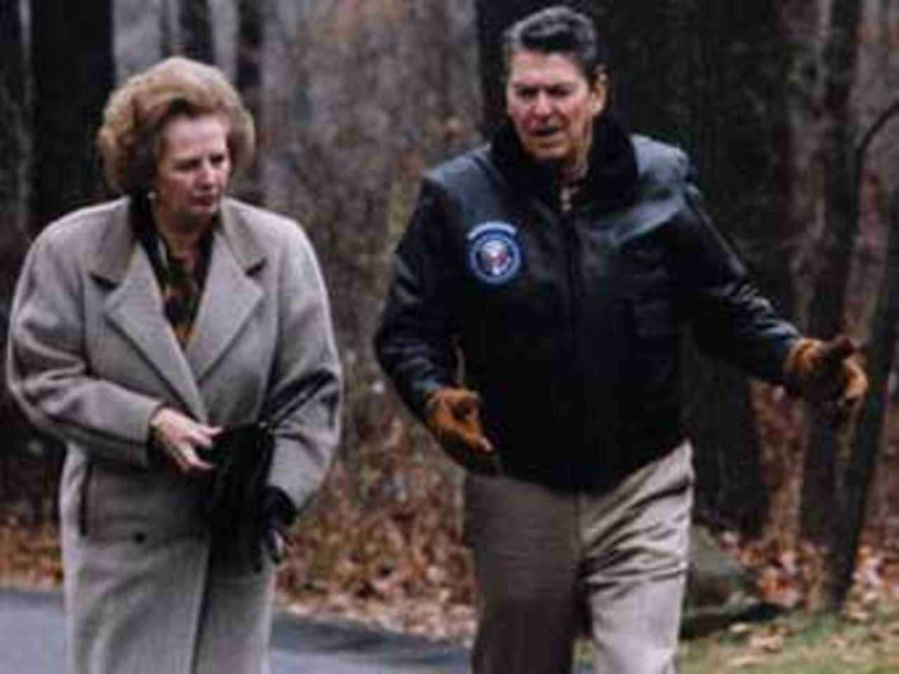 Маргарет Тэтчер с сумкой и Рональд Рейган в 1986 году. Фото с сайта reagan.utexas.edu