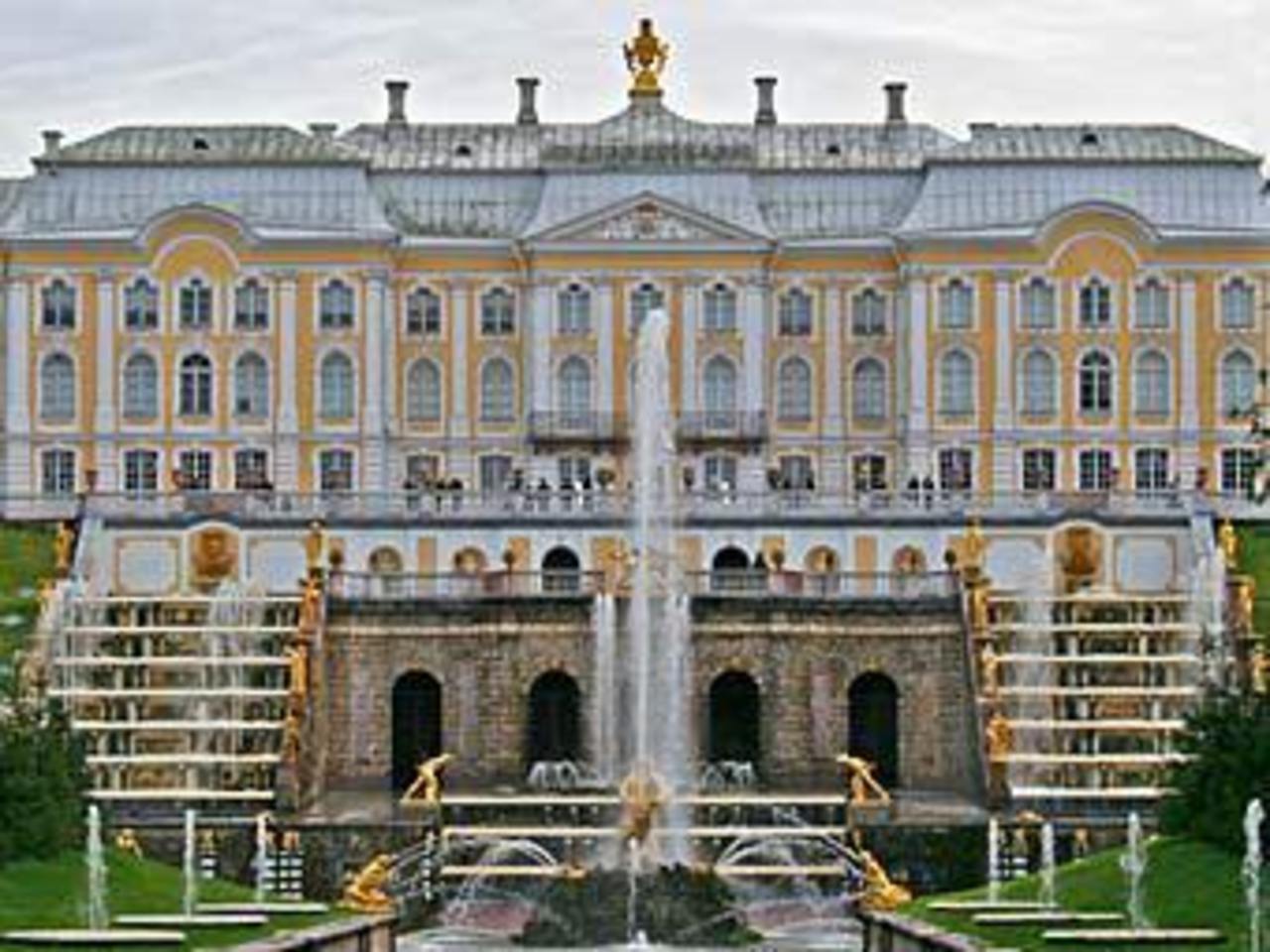 Вид на Большой Петергофский дворец и Большой каскад. Фото A.Savin