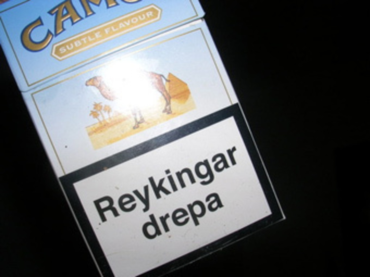 Пачка сигарет с надписью на исландском "Курение убивает". Фото с сайта ookaboo.com