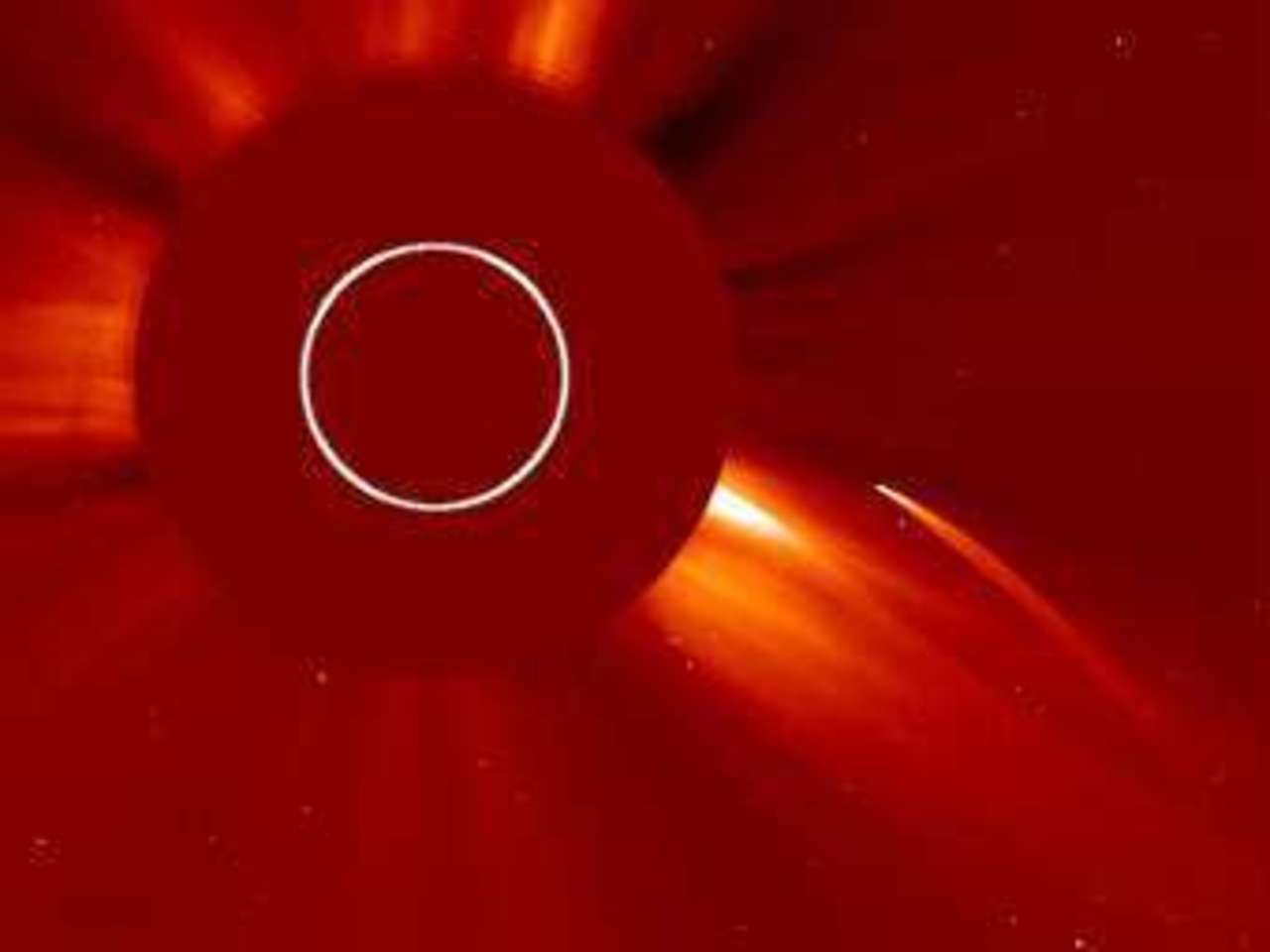 Летящая к Солнцу комета. Изображение SOHO (ESA & NASA)