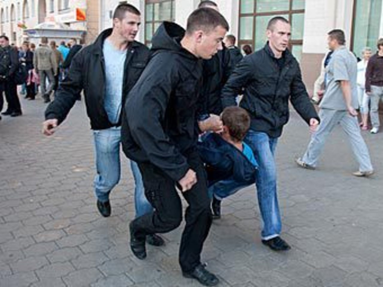 Задержание во время безмолвной акции протеста в Минске 3 июля 2011 года. Фото Антона Мотолько