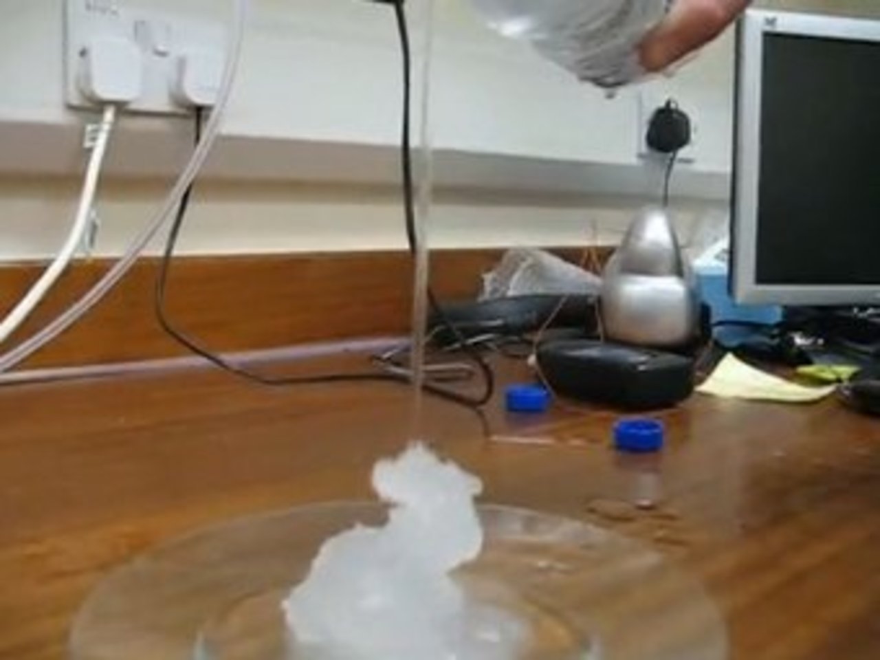 Переохлажденная вода превращается в лед. Фото с сайта chem.leeds.ac.uk