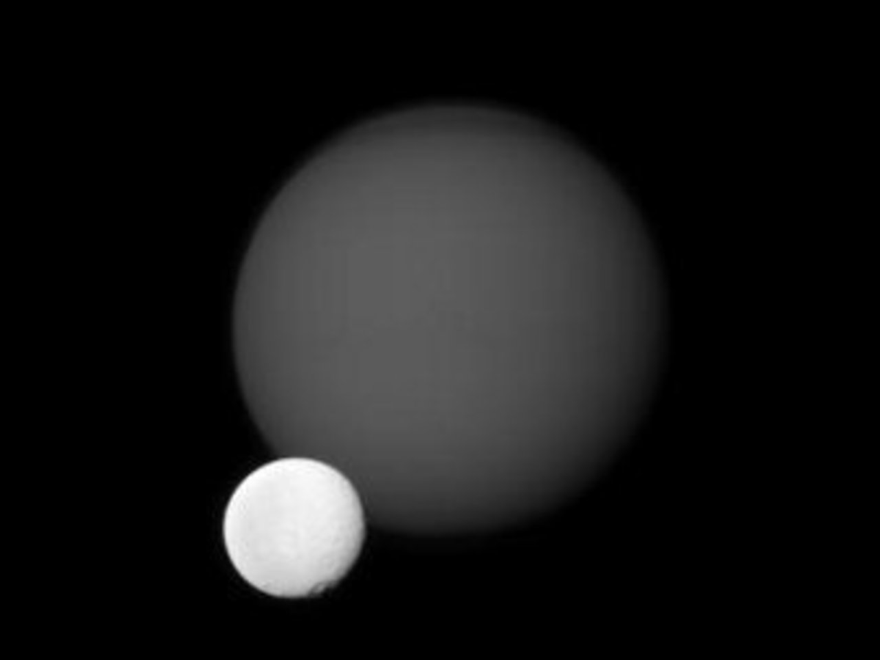 Тефия и Титан. Фото NASA/JPL/Space Science Institute