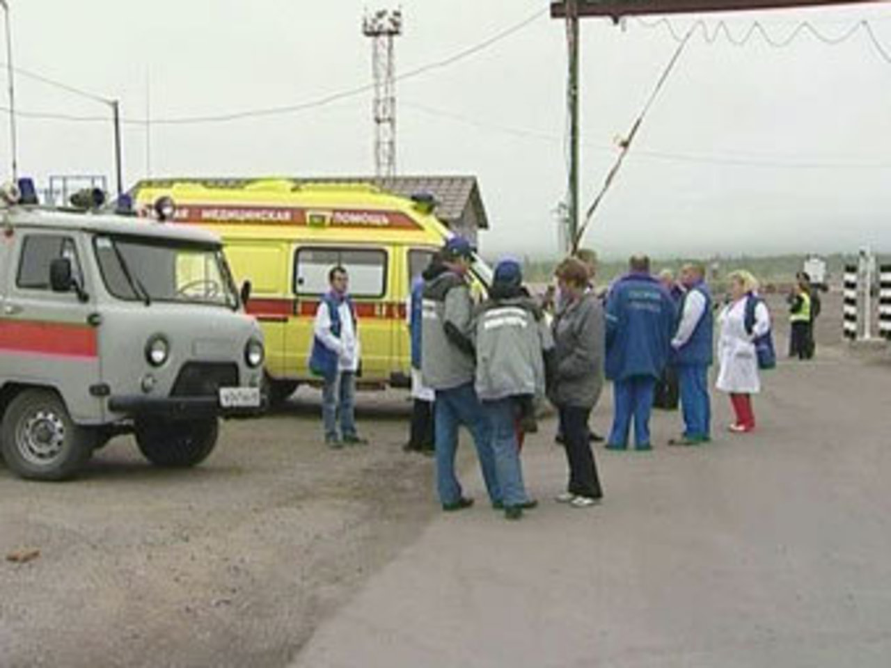 Врачи и спасатели в районе падения Ан-12. Кадр телеканала "Россия 24"