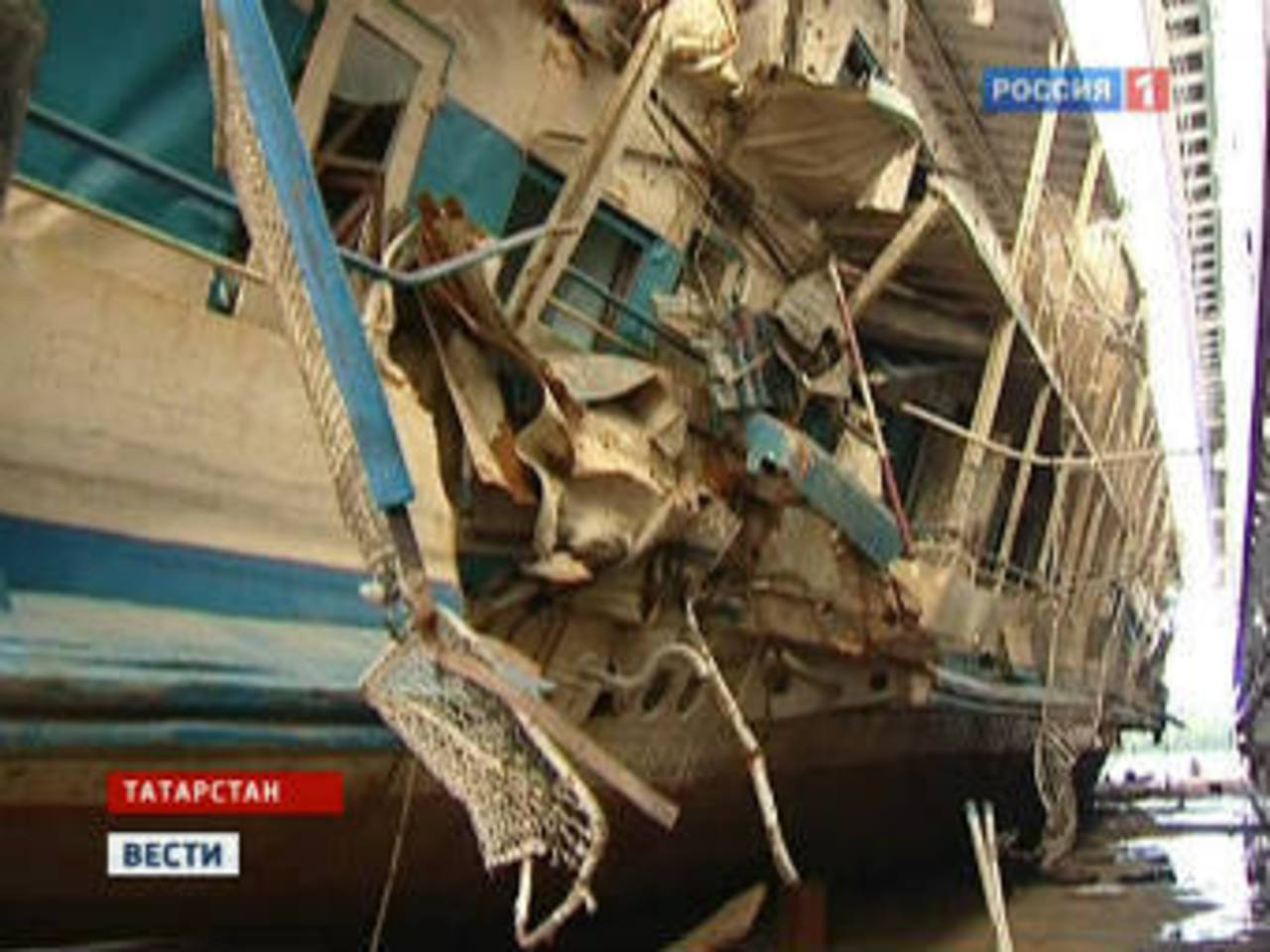 Теплоход "Булгария" после подъема со дна Куйбышевского водохранилища. Кадр телеканала "Россия-1"