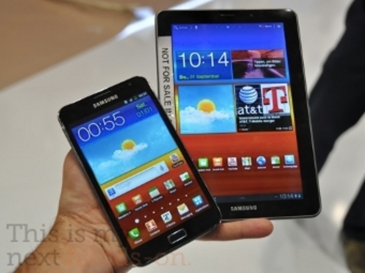 Galaxy Note (слева) и Galaxy Tab 7.7. Фотография из блога This is my next