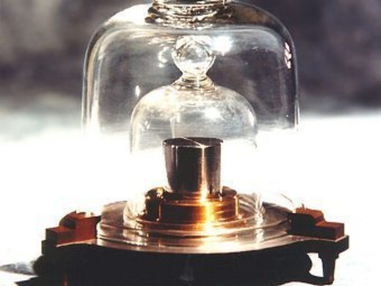 Одна из копий эталона килограмма. Фото Danish National Metrology Institute