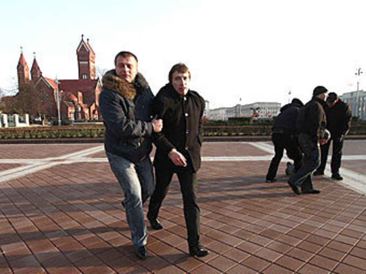 Задержание активиста "Молодого фронта" 7 ноября 2011 года. Фото с сайта nn.by