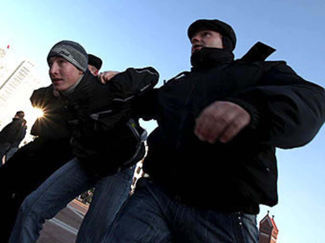 Задержание активиста "Молодого фронта" 7 ноября 2011 года. Фото с сайта nn.by