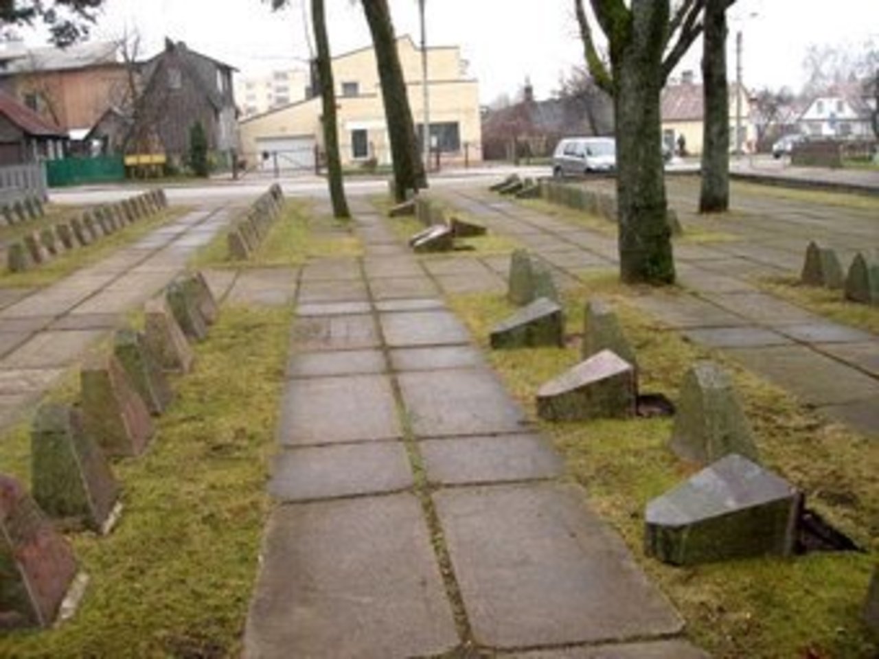 Поваленные надгробия на кладбище в Паневежисе. Фото с сайта Panevezieciai.lt