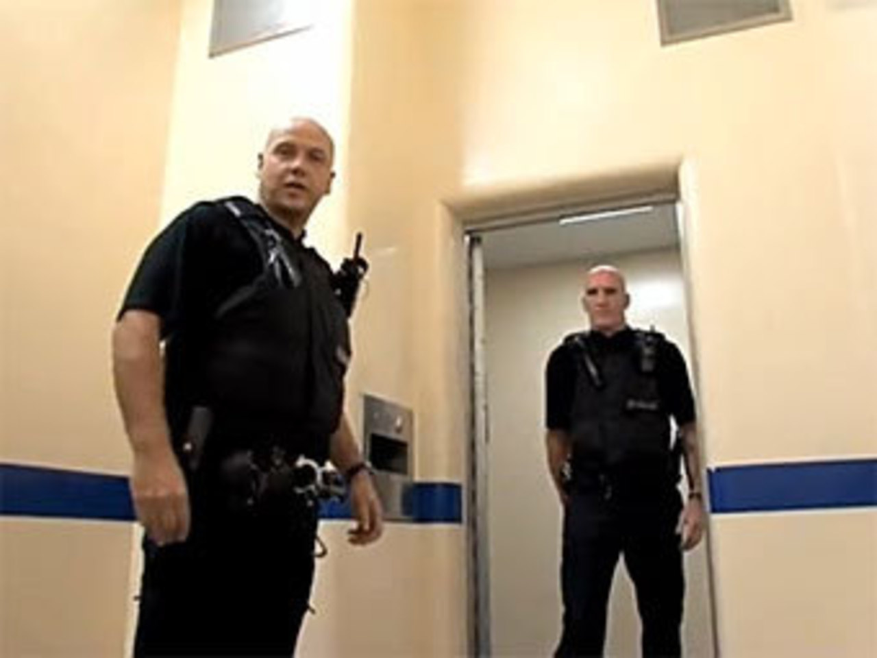 Номер в "гостинице" Drunken Disorderly Inn. Кадр из видео на сайте gmp.police.uk