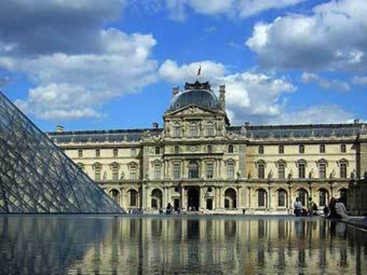 Лувр. Фото пользователя Debianux c сайта wikipedia.org