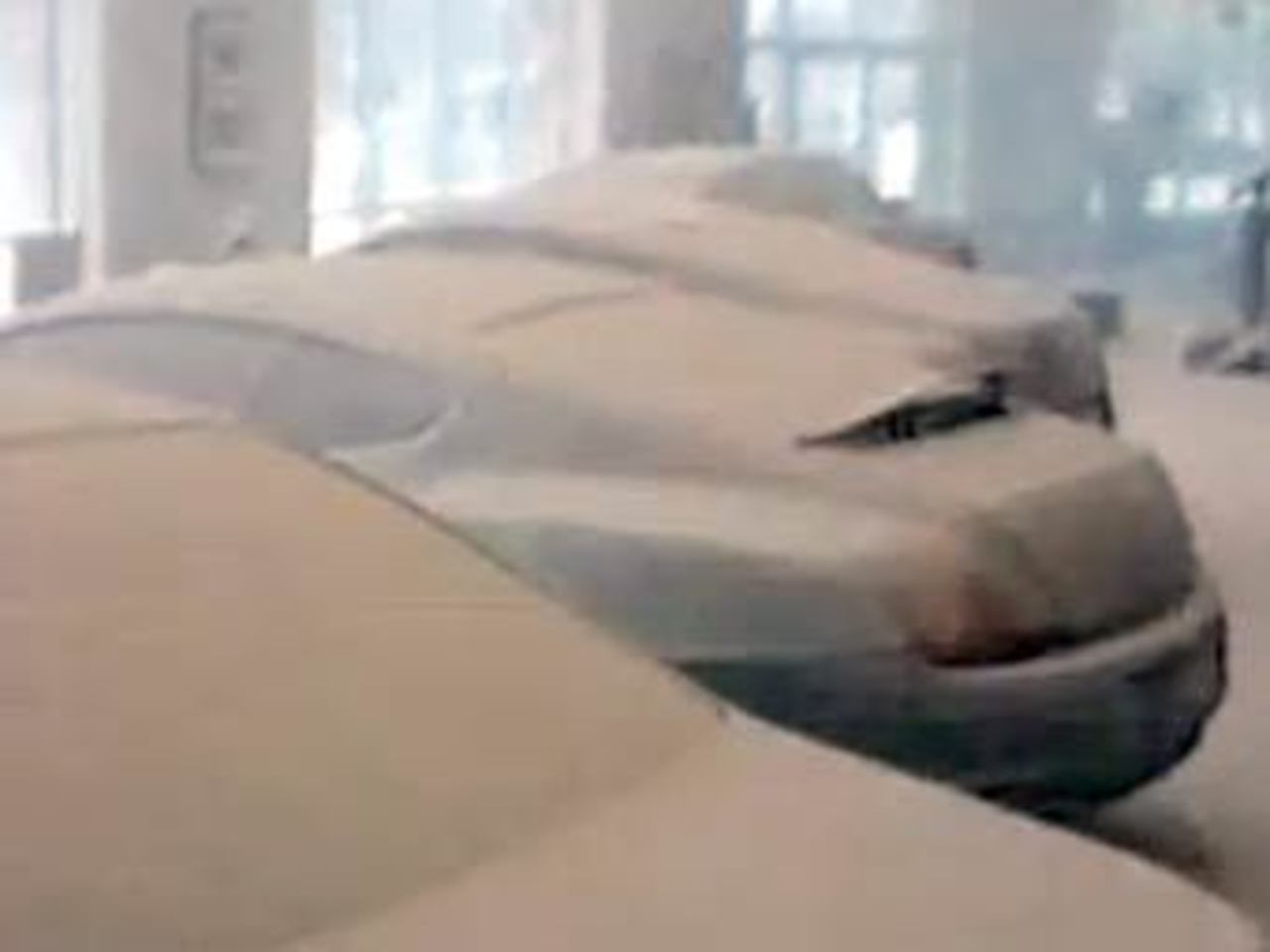 Автомобили в салоне Bentley после инцидента. Кадр телеканала "1+1"