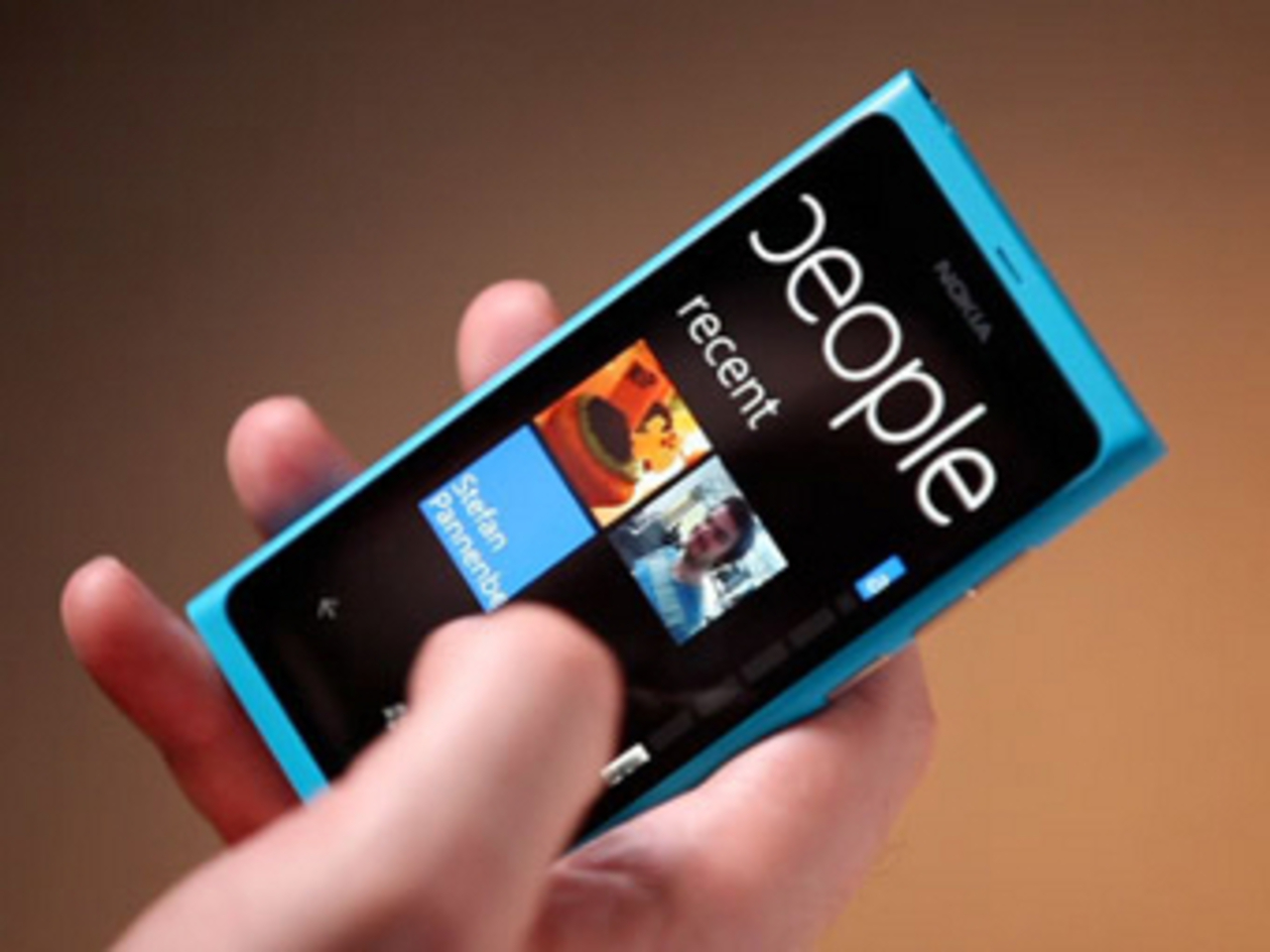 Смартфон Nokia Lumia 800 на WP7, изображение с сайта Nokia