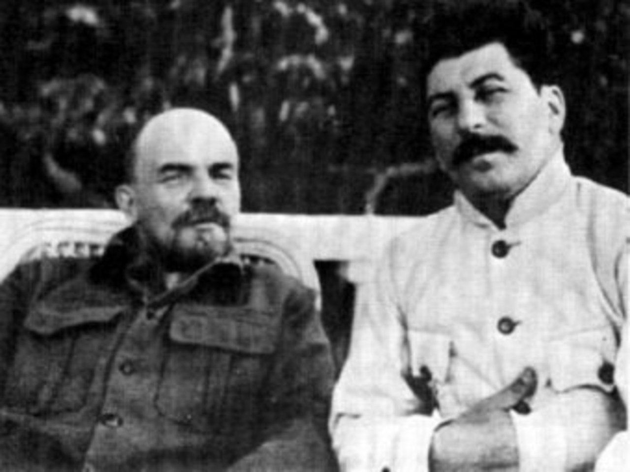 Владимир Ленин (слева) и Иосиф Сталин. Кадр из документального фильма канала Dicovery "The Secret Lenin"