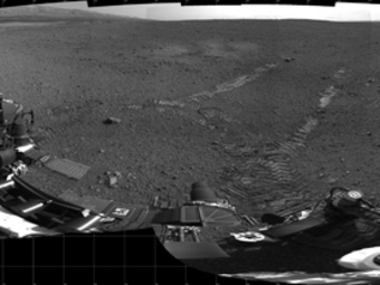 Следы марсохода на поверхности планеты. Фото NASA/JPL
