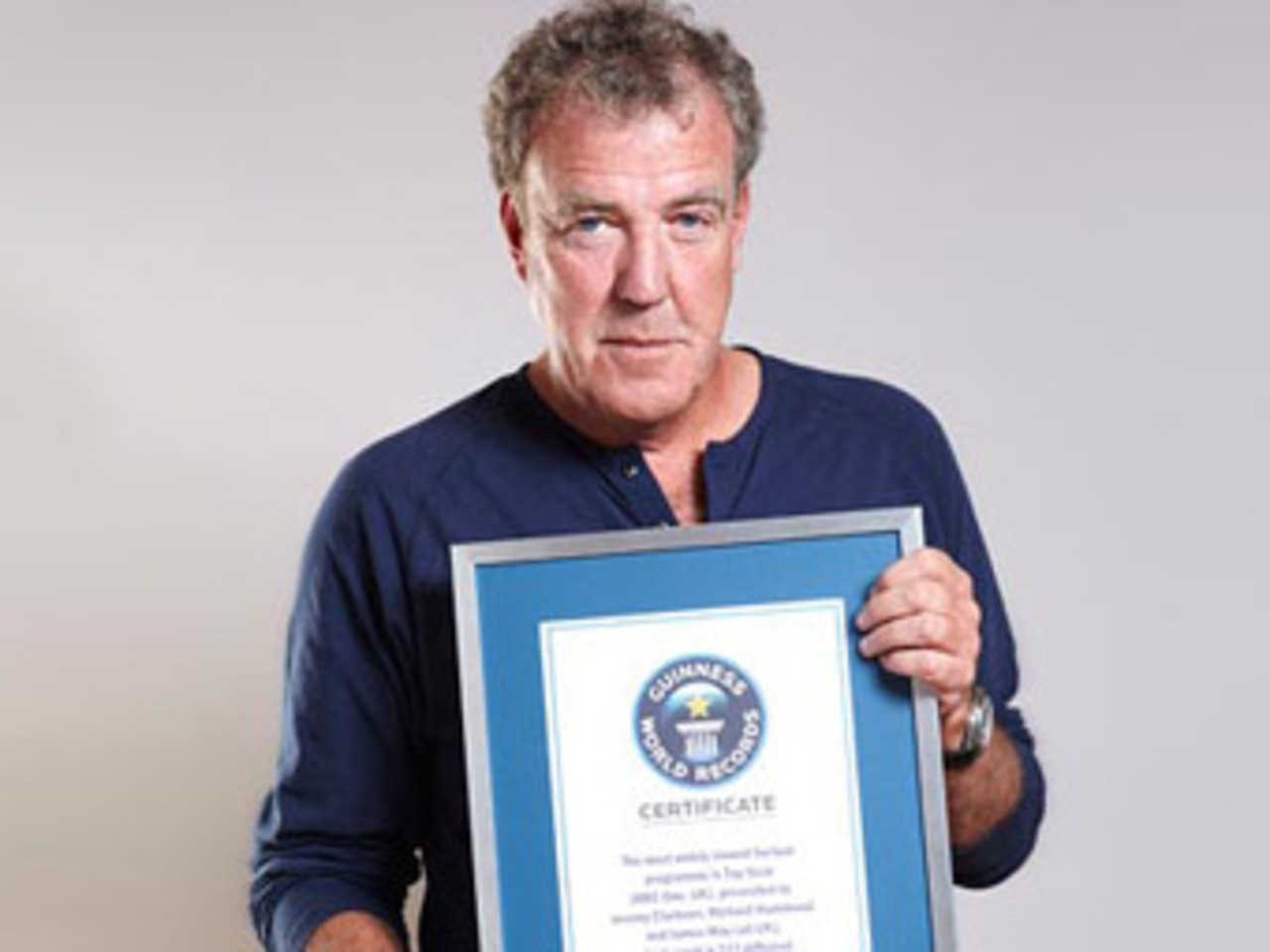 Джереми Кларксон с дипломом об установлении рекорда. Фото с сайта guinnessworldrecords.com