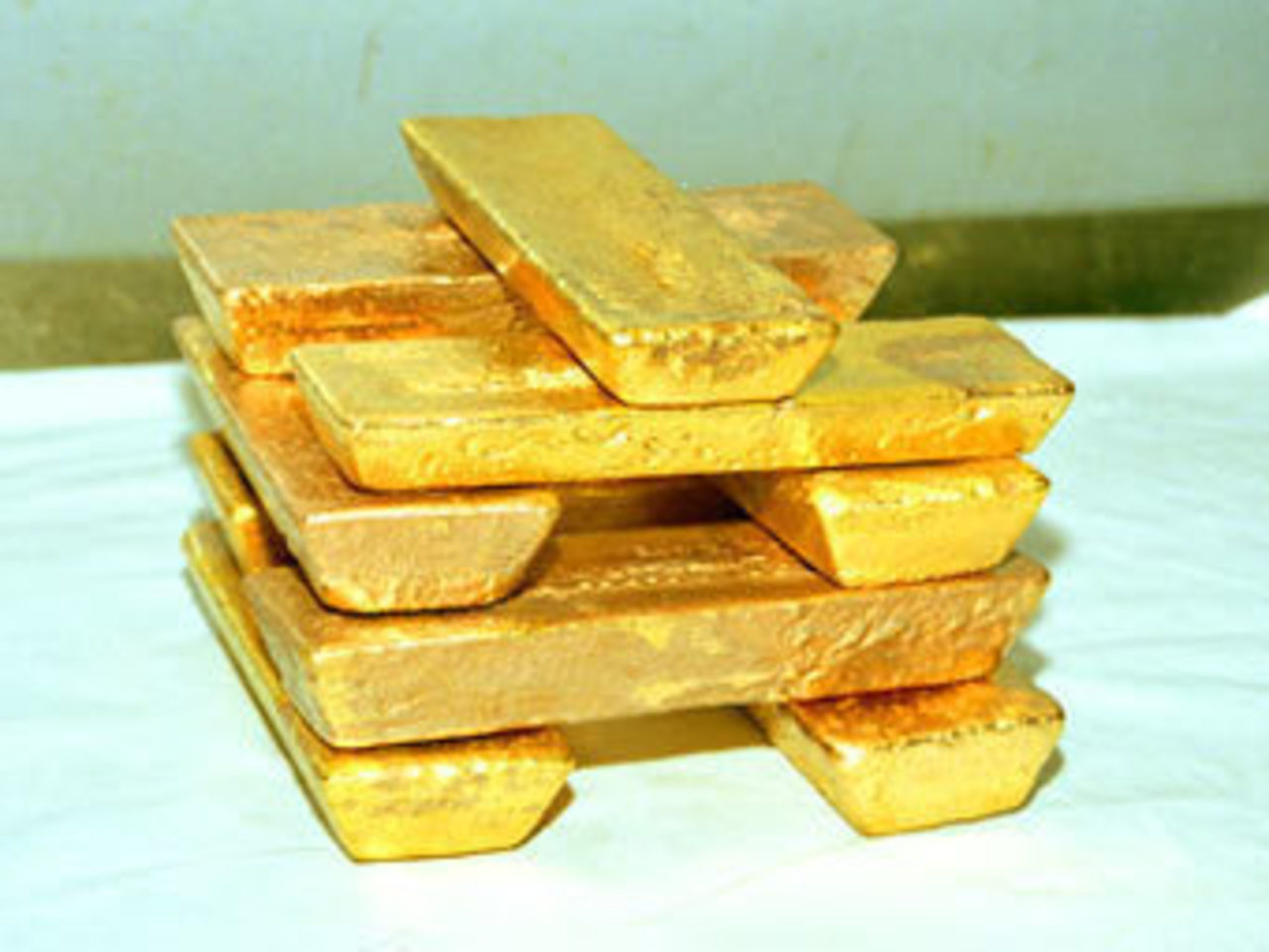 Золотые слитки. Фото с сайта polyusgold.com