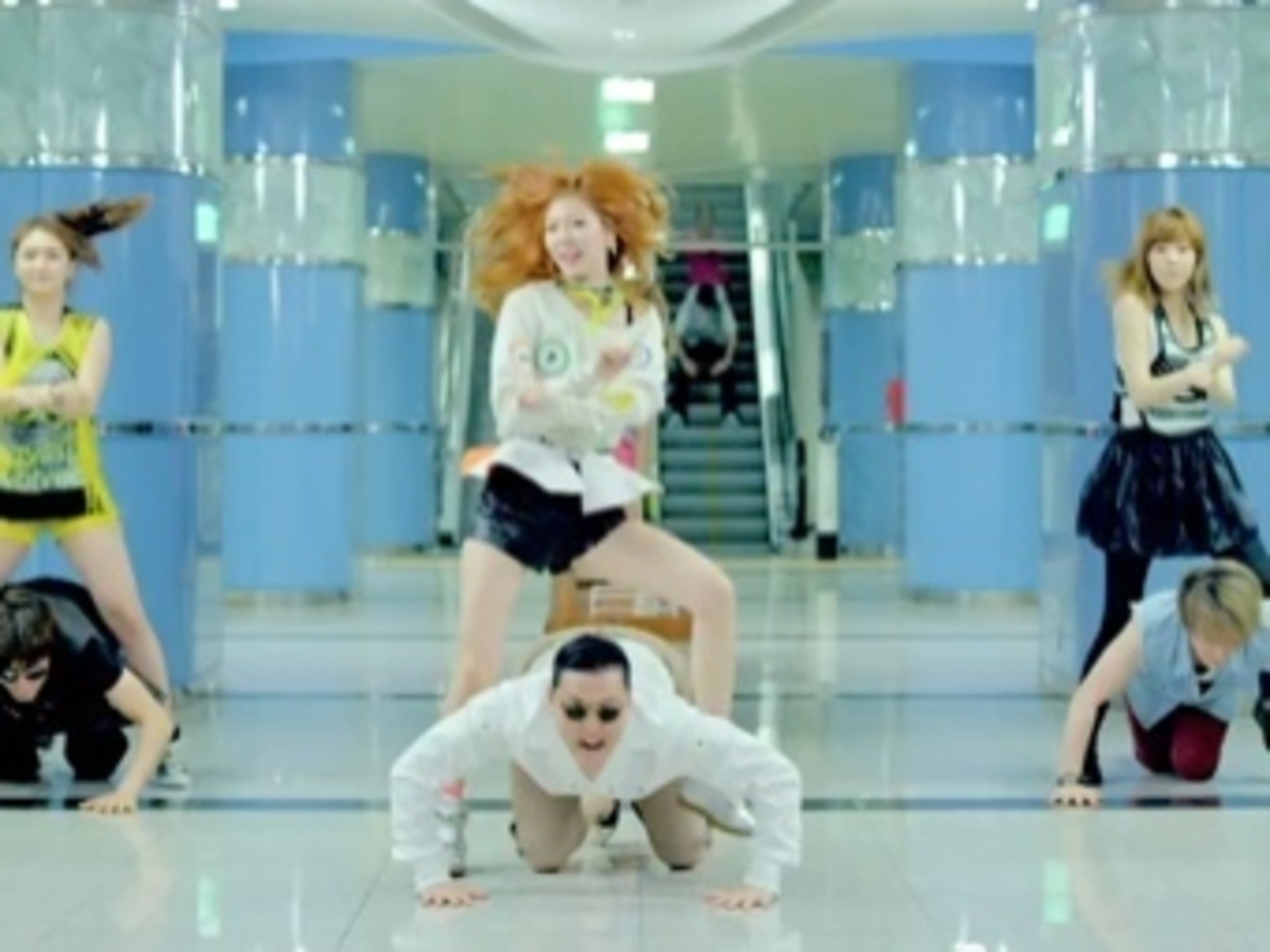Скриншот клипа "Gangnam Style"