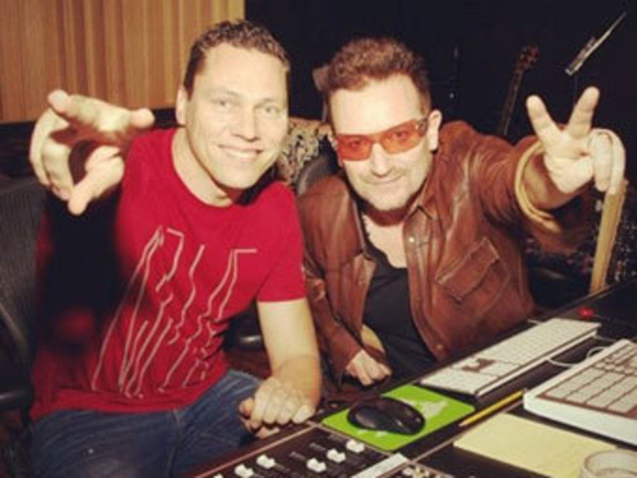 DJ Tiesto и Боно. Фото с официальной страницы Tiesto "ВКонтакте"