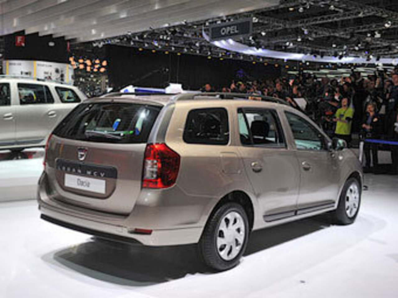 Универсал Dacia Logan. Фото Motor.ru