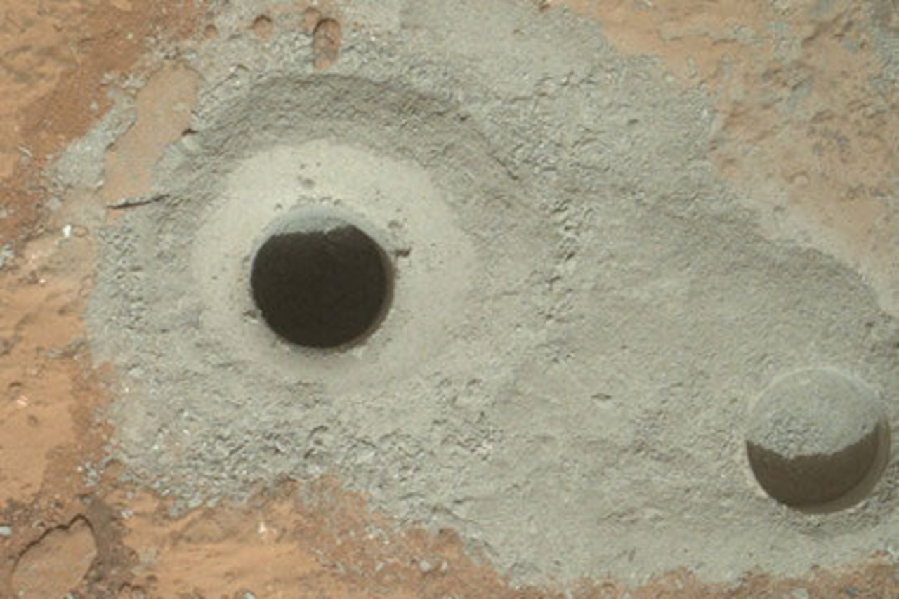 Отверстие, пробуренное «Кьюриосити» на поверхности Марса Фото: NASA / JPL-Caltech / MSSS