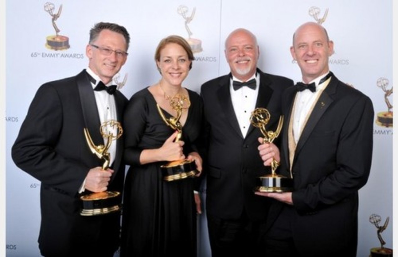 Jānis Janavs (pirmais no kreisās) kopā ar kolēģiem Emmy balvu pasniegšanas ceremonijā Foto: diena.lv