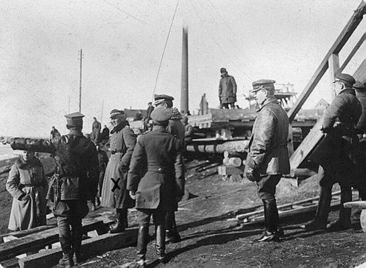 Гайковский мост, ремонтируют польские солдаты. 1920 год